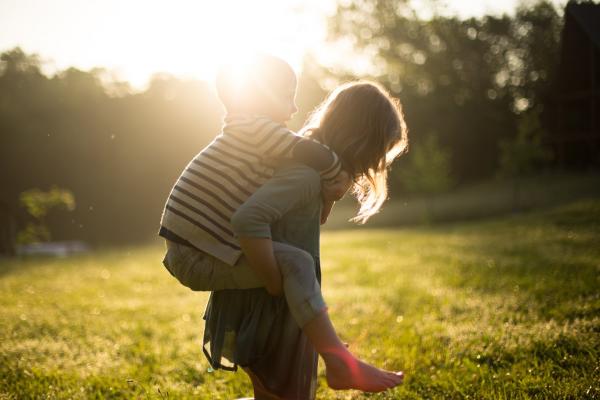 children piggy back